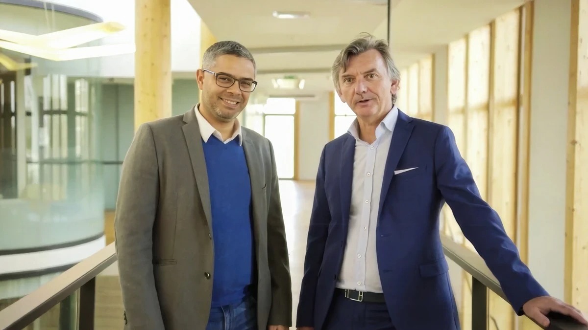 パーキンソン病手術において、手術時間とコストの削減を目指すRebrAInが開発したソフトウェアは、単純なMRI画像から手術で標的とすべき脳の領域を特定することを支援します。従来の手術では、患者が意識のある状態で脳に電極を埋め込み、効果のある部位を確認する必要がありましたが、その行程を省くことができ、手術時間とコストの削減が期待されます。このソフトウェアは、「神経外科のWaze（カーナビゲーションシステム）」と称されています。