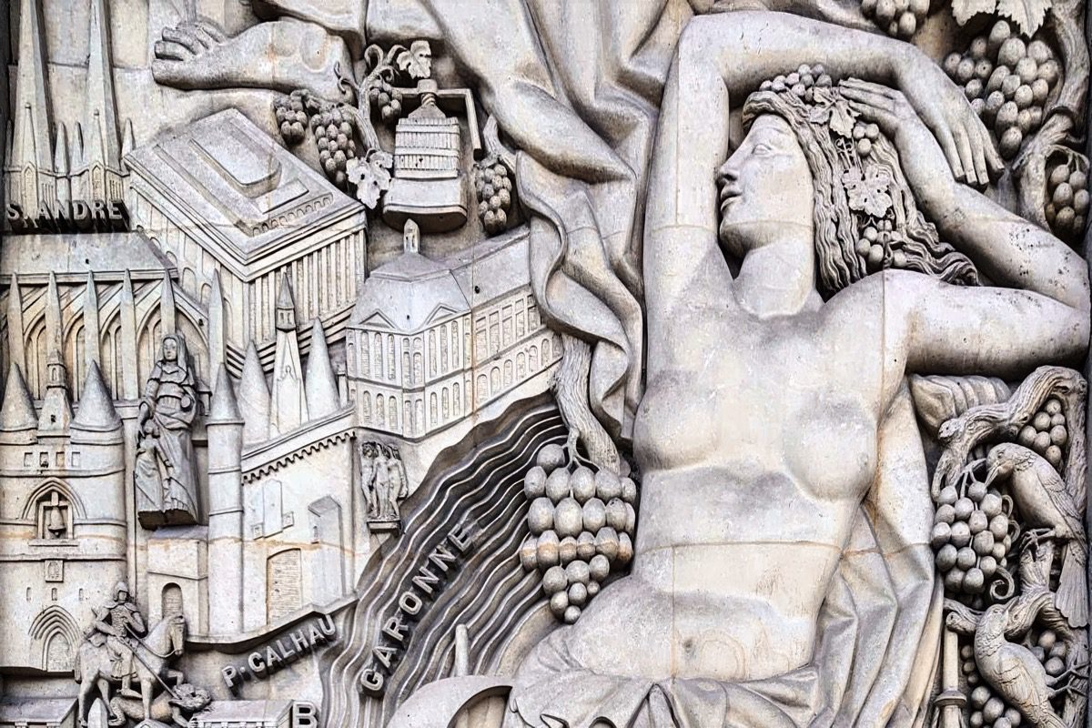 Les murs du Palais de la Porte Dorée