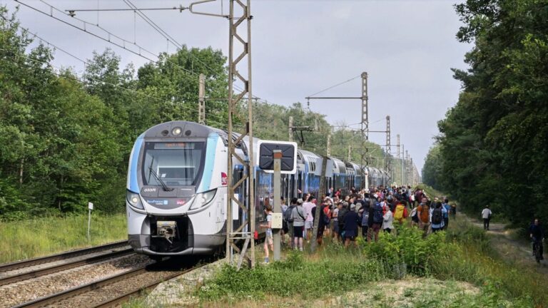 Regio 2N Z57000 IDFM 033 Halte Fontainebleau-Forêt