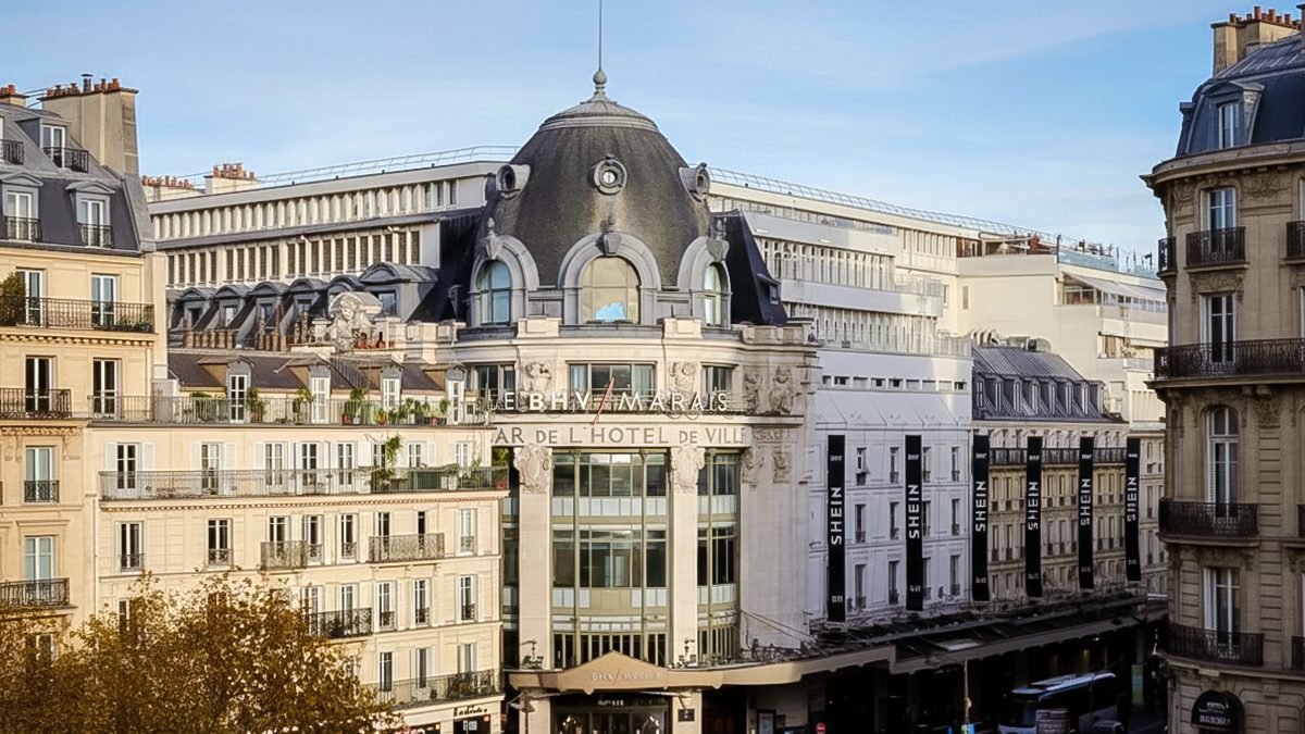 SHEINの垂れ幕がかかるパリのBHV